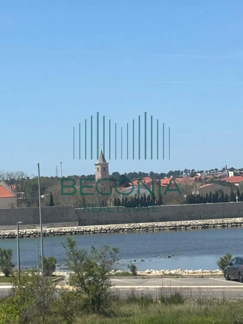 TOP LOKACIJA! Moderna dvojna kuća u Ninu – 60 m od mora!