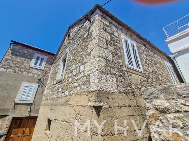 Šarmantna kamena kuća za renovaciju u Jelsi