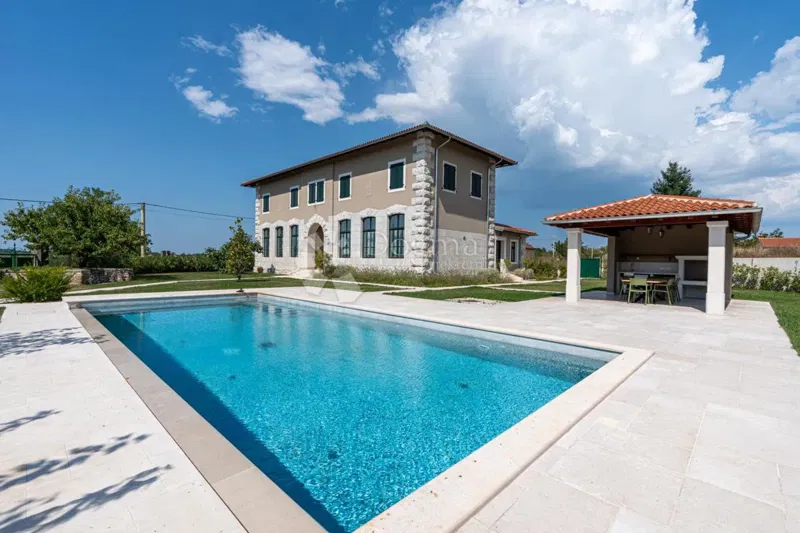 EX SCUOLA ITALIANA, ORA UNA VILLA PERFETTA – 2