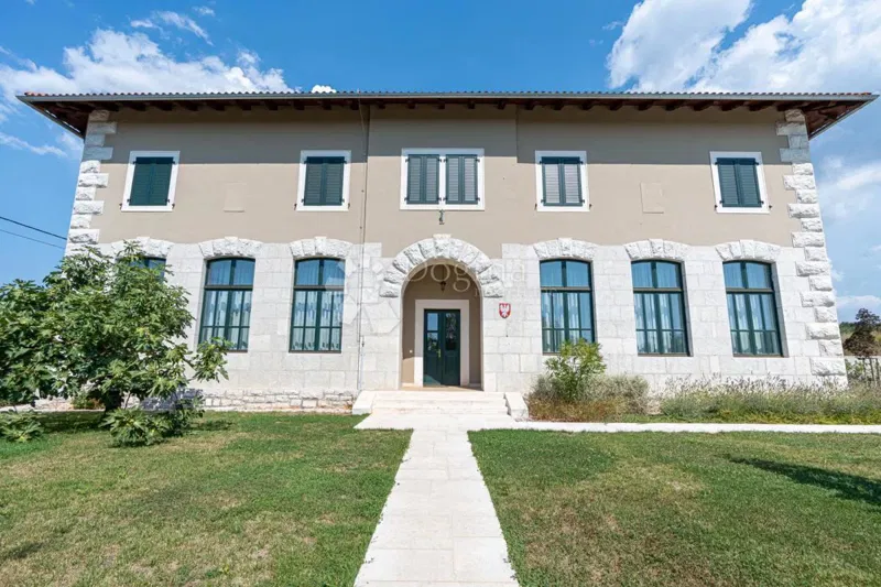 EX SCUOLA ITALIANA, ORA UNA VILLA PERFETTA – 3