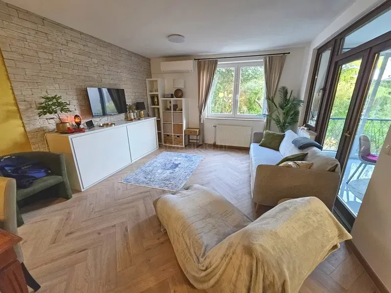 Njivice, tágas három hálószobás apartman nagyon közel a tengerhez! – 2