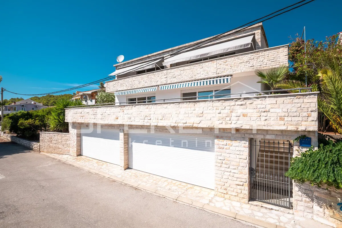 Casa di lusso con 3 appartamenti e vista mare
