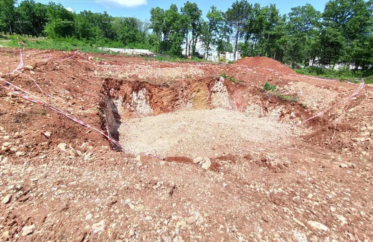 Raša, Prodaje se građevinsko zemljište s građevinskom dozvolom, površine 554 m²