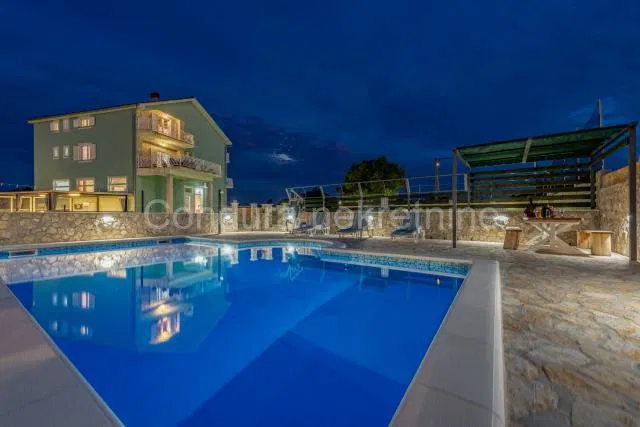 DONJE BILJANE - Villa s bazenom i vinskim podrumom -  mirna lokacija