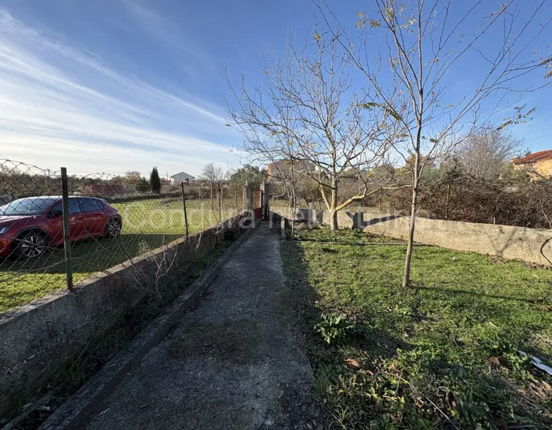 DRAČEVAC NINSKI - kuća sa građ. zemljištem, PRILIKA