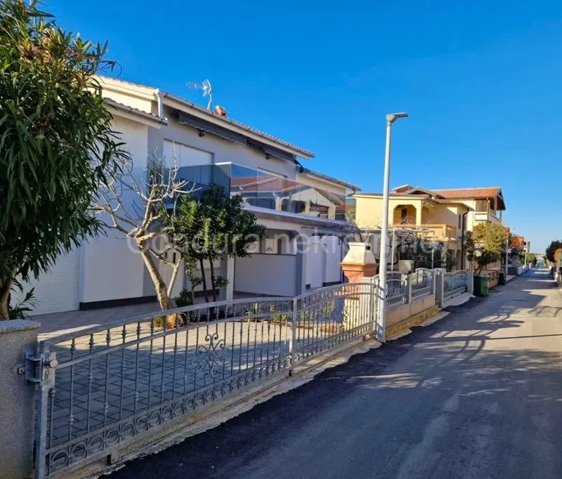 Vir, house with 4 apartments, 250 m from the sea – south side – 2