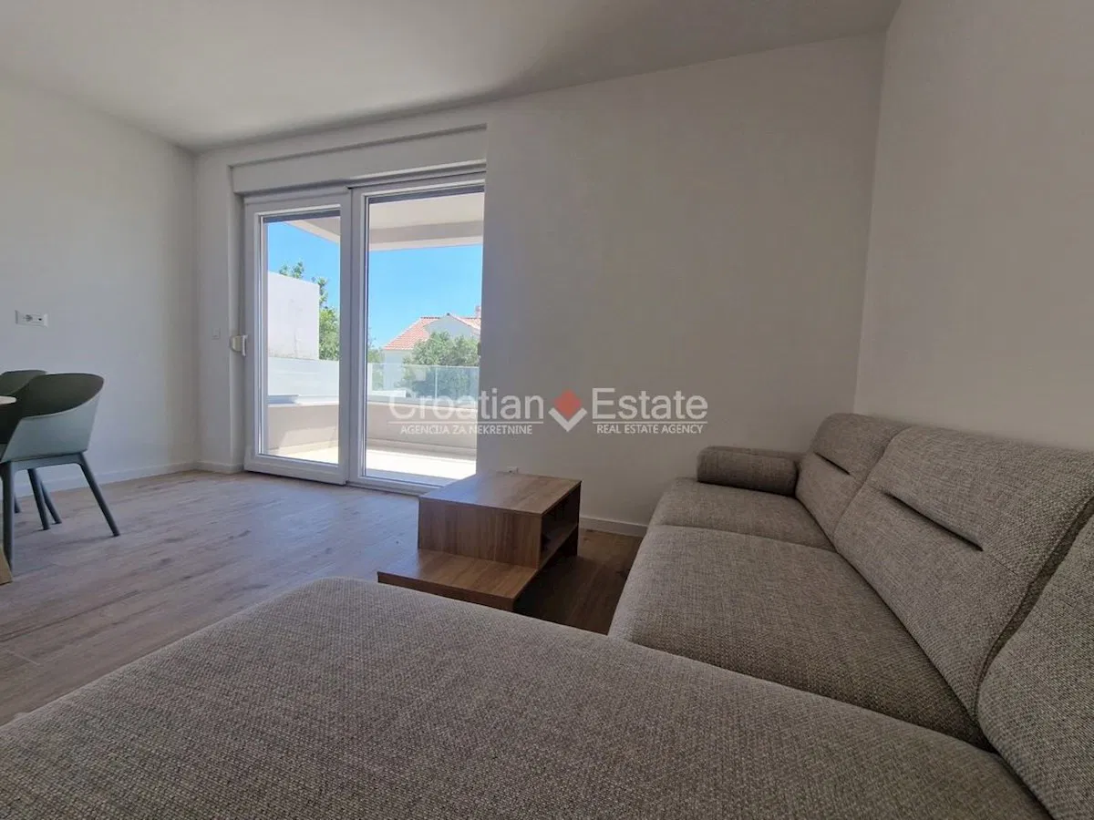 Trogir – Dvosobno stanovanje, novogradnja, z ložo, garažo in vrtom, naprodaj