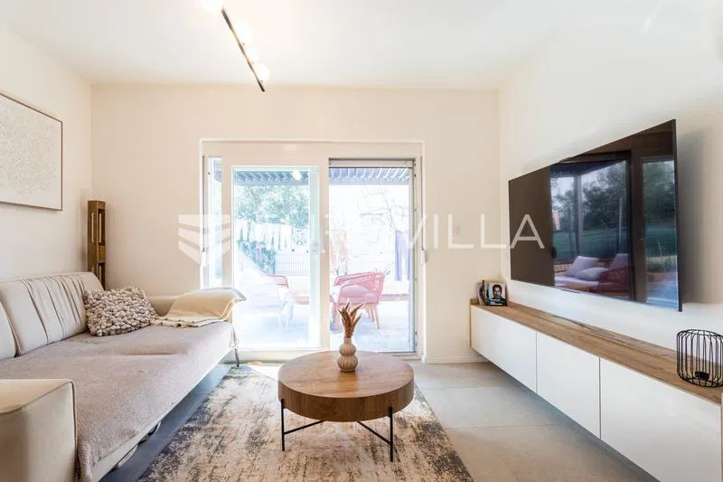 Solin, poslovni prostor, uređen kao dvosobni stan, ukupne površine 67 m²