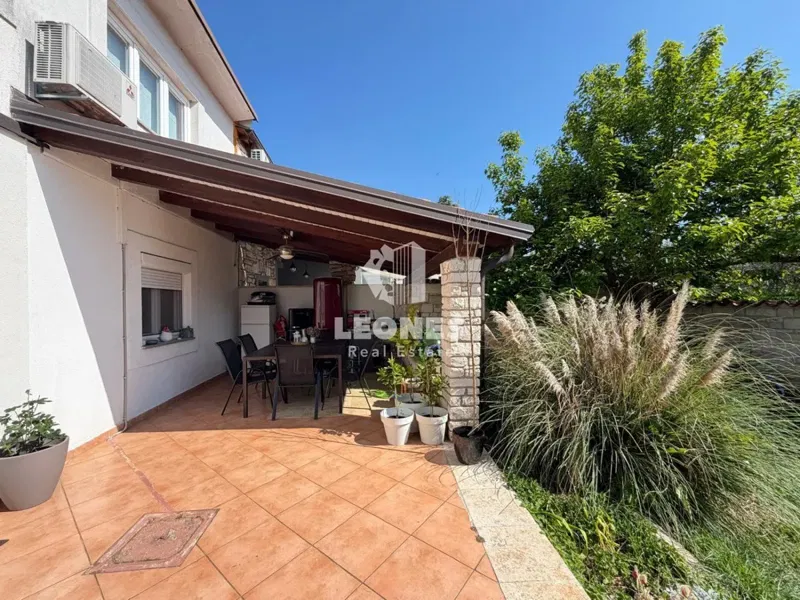 Spacious house with three bedrooms and a large garden in Novigrad – 3