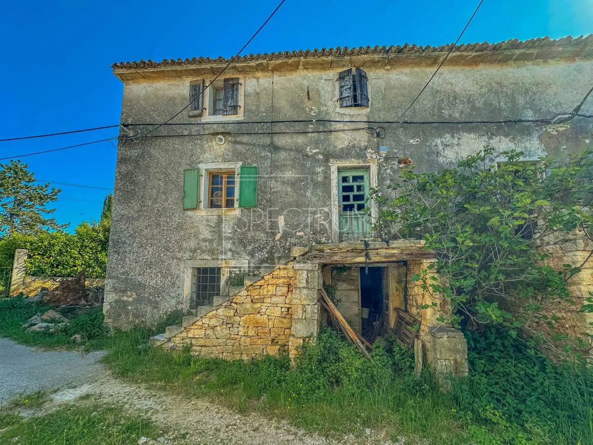 Okolica Buja, kamnita hiša za prenovo