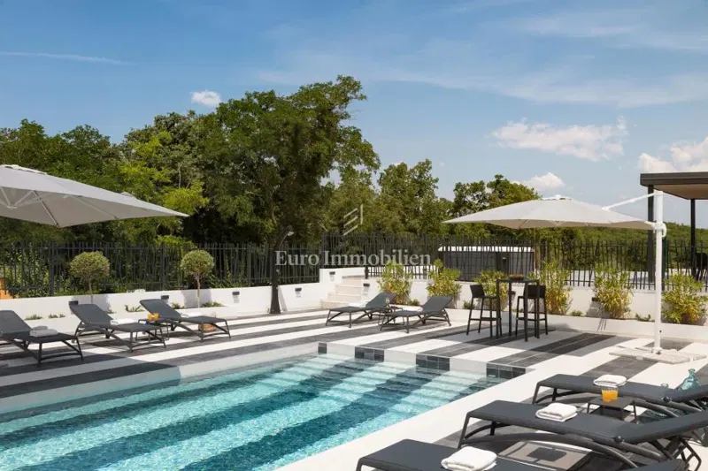 Villa esclusiva con piscina e campo da tennis – 2