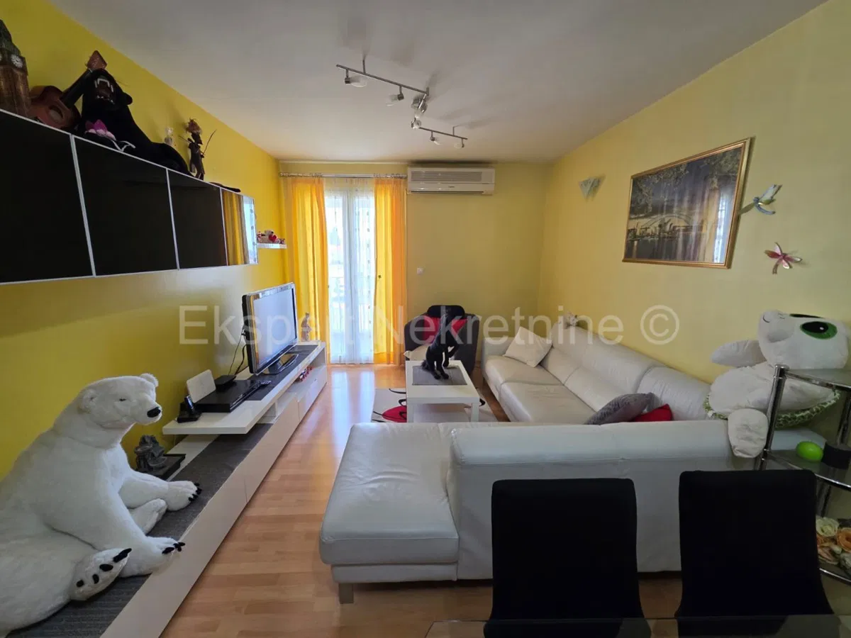 Trogir,komforman dvosoban stan 67 m2,3.kat,odmah useljiv