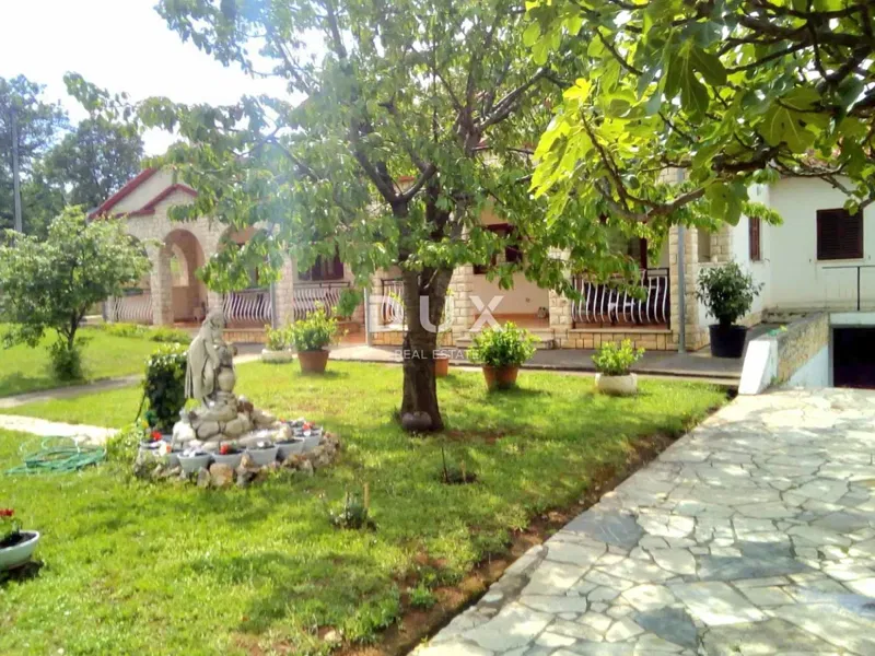 ISTRIA, ROVINJ SURROUNDINGS - Private oasis of a single-storey family house with two residential units and a large yard – 2