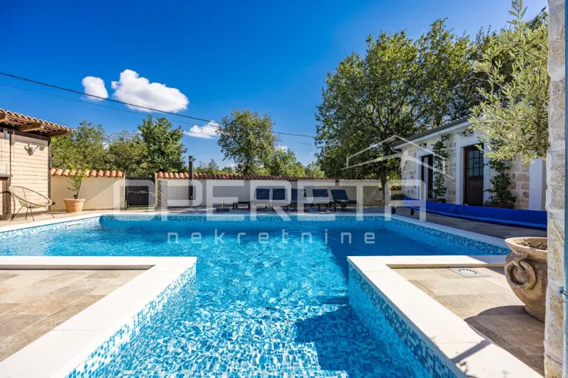 Istria, Vodnjan area, beautiful villa with six bedrooms, swimming pool, heating, garage, quiet location – 2