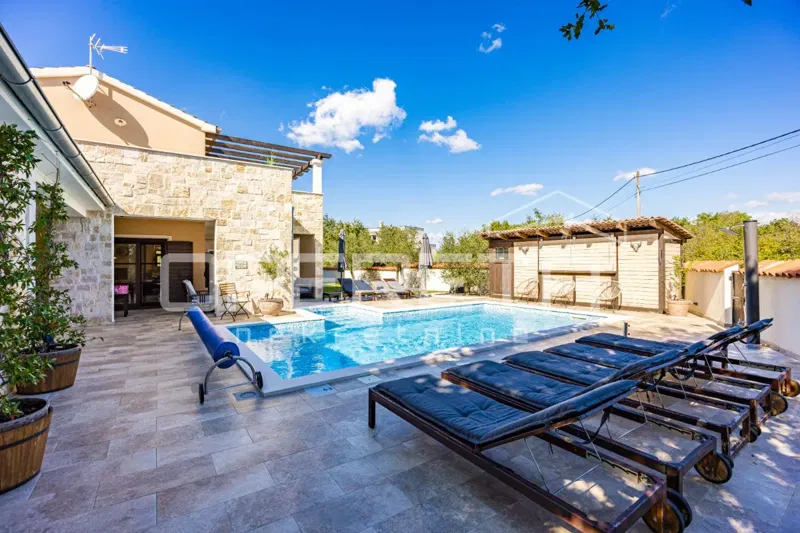 Istria, Vodnjan area, beautiful villa with six bedrooms, swimming pool, heating, garage, quiet location – 3