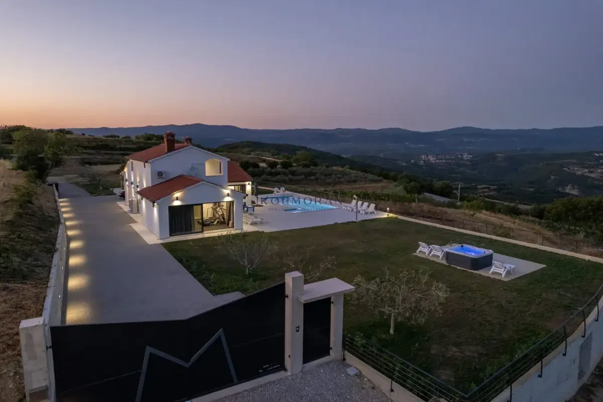 Vila okružena zelenilom istarskih brežuljaka