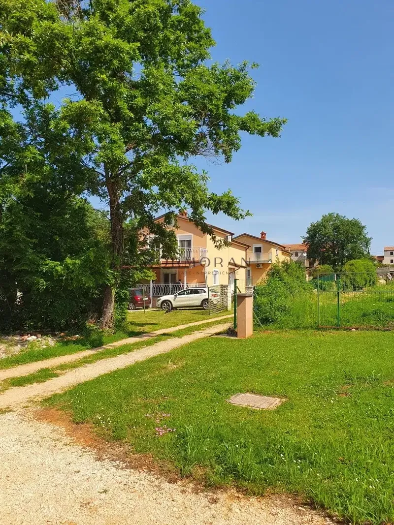 Kuća okružena zelenilom