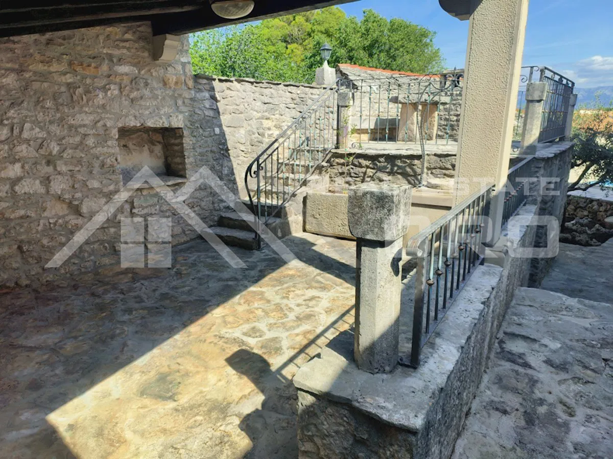 Immobili Brač – Autentica villa in pietra con piscina in una posizione tranquilla nell'entroterra dell'isola, in vendita