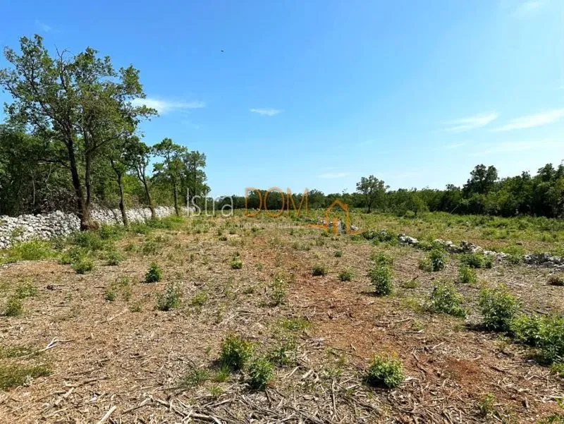 *Građevinsko zemljište u mjestu 8600m2*