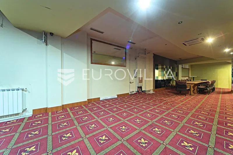 Osijek, Center, attractive street commercial space 267 m² – 3