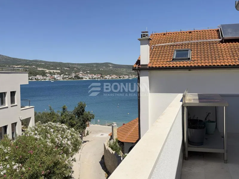 Rogoznica – Prostrani apartman s pogledom na more, 50 m od plaže – 2