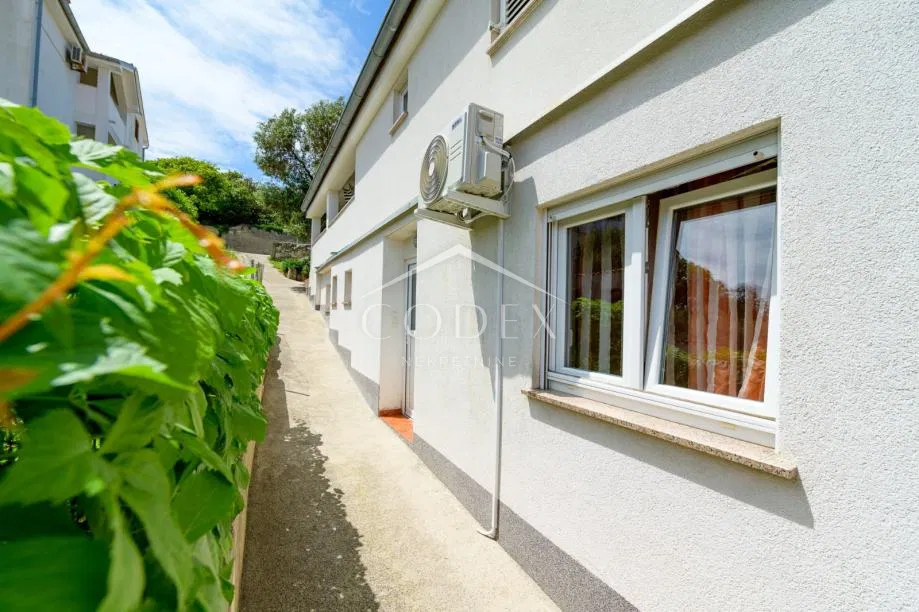 Mali Lošinj -  prodaja etaže s tri stana