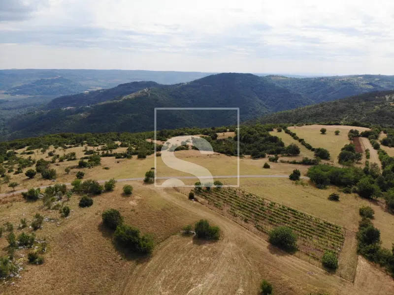 Građevinsko zemljište, Oprtalj, panoramski pogled na dolinu