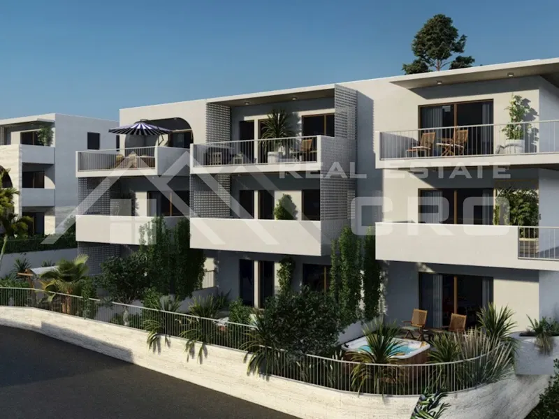 Ciovo Immobilien – Moderne Apartments in einem Neubau mit Pool und Garage, in unmittelbarer Meeresnähe, zum Verkauf