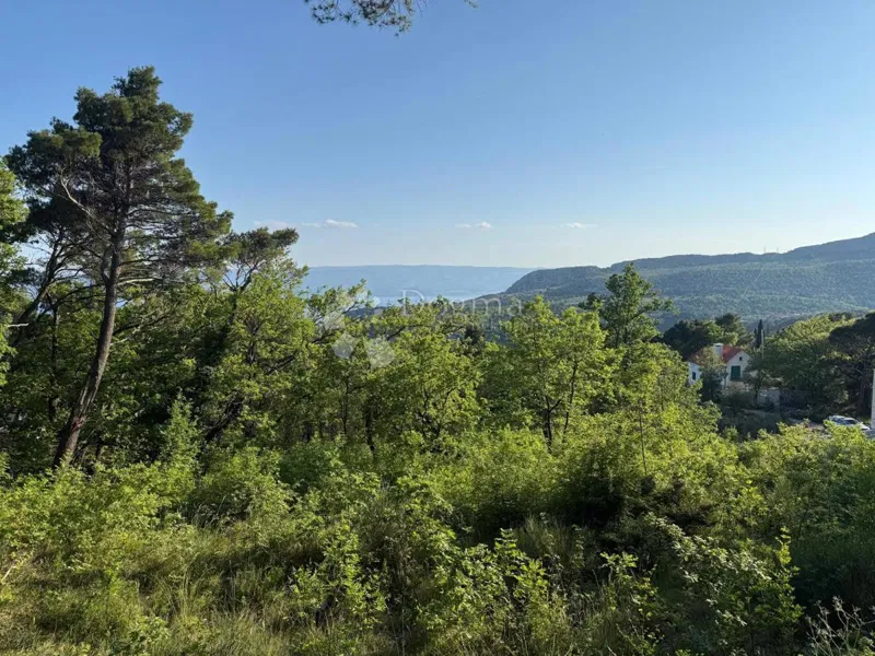 Zemljište s projektom u predivnom prirodnom okruženju