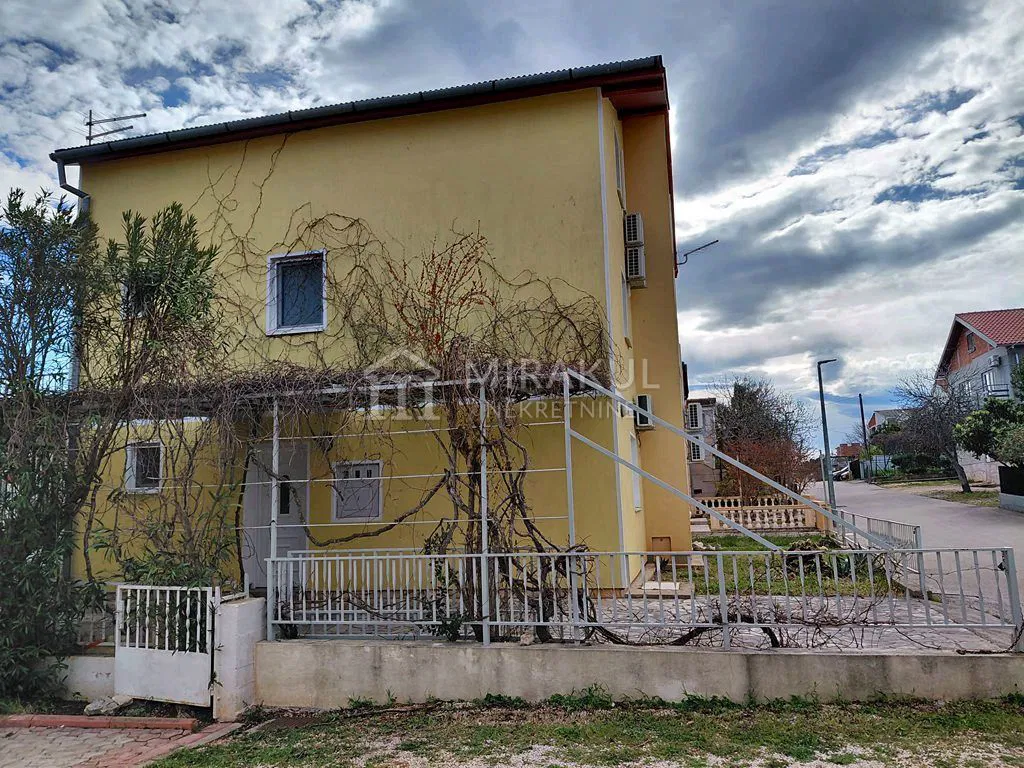 Nekretnine Pirovac, Kuća sa garažom i dvorištem