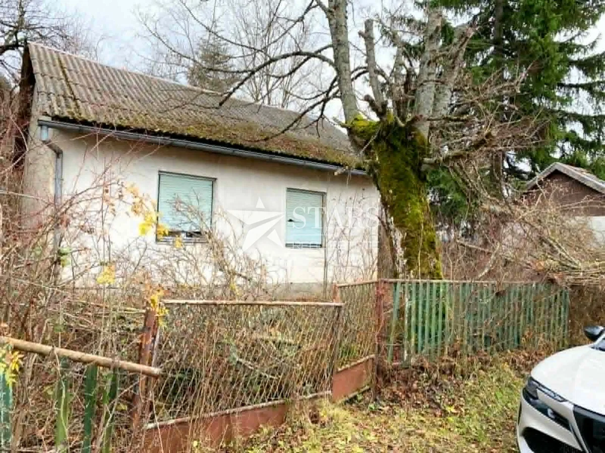Gospić, Bilaj - Manja kuća sa zemljištem 2144 m2