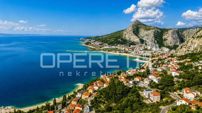 Ekskluzivno zemljište s građevinskom dozvolom za vilu s bazenom i panoramskim pogledom na more i otoke, Omiš