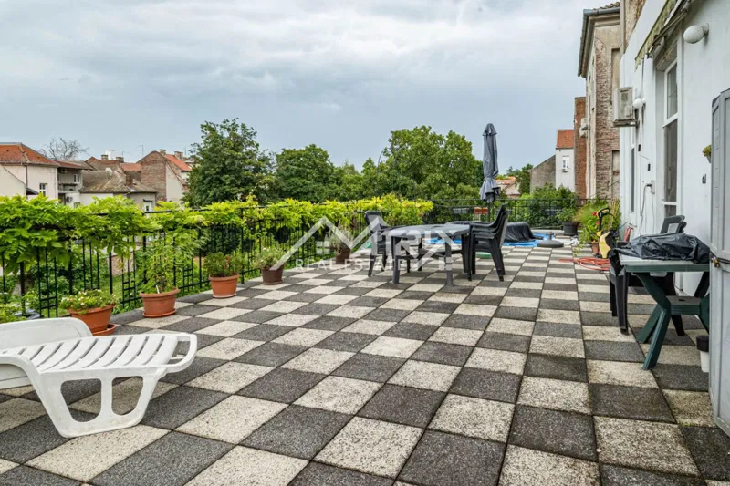 Osijek, Prostran stan u secesijskoj zgradi sa terasom 100 m² – 2