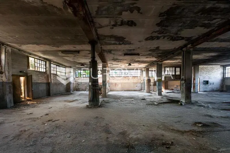 Industrial complex comprising multiple halls, total usable area 3452 m² – 2