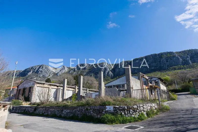 Industrial complex comprising multiple halls, total usable area 3452 m² – 3