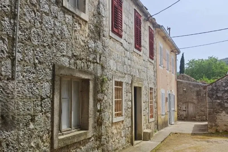 Kamena kuća u nizu, za renovaciju, s pomoćnim objektom i vrtom