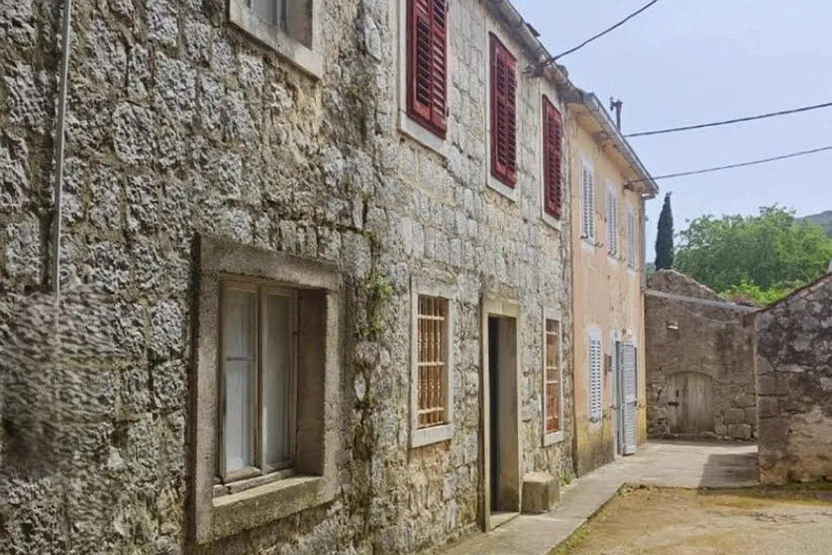 Kamena kuća u nizu, za renovaciju, s pomoćnim objektom i vrtom