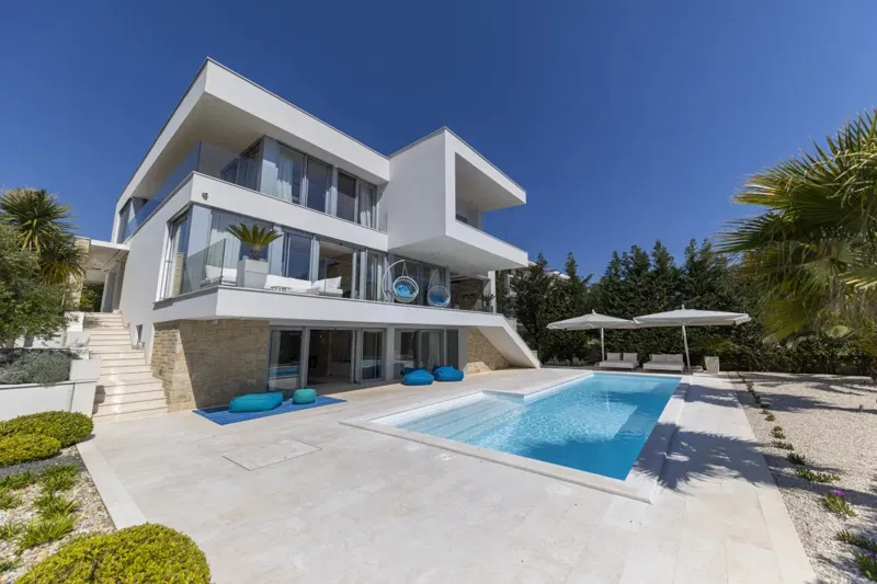Villa di design in prima fila sul mare – 2