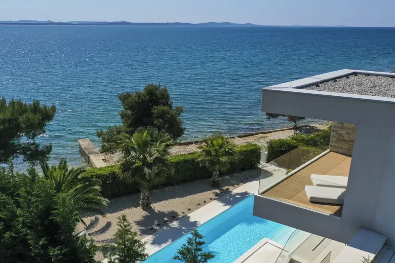 Villa di design in prima fila sul mare – 3