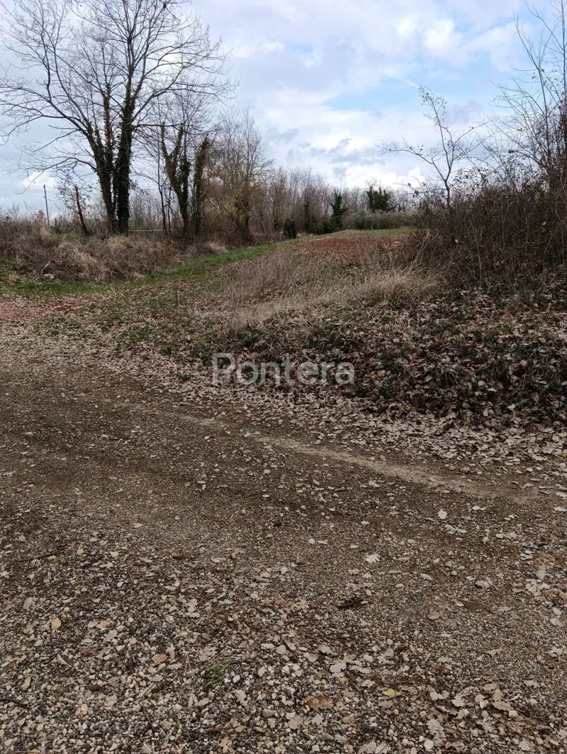 Land Višnjan, 1.047m2 – 2