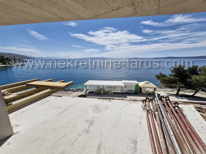 S2 apartman, első emelet, közvetlenül a tenger és a strand mellett, Okrug Gornji