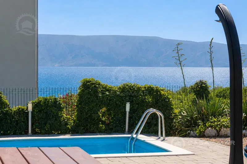 Lehetőség! Apartman medencével és strand hozzáféréssel - Novi Vinodolski terület, 200 m-re a tengertől!