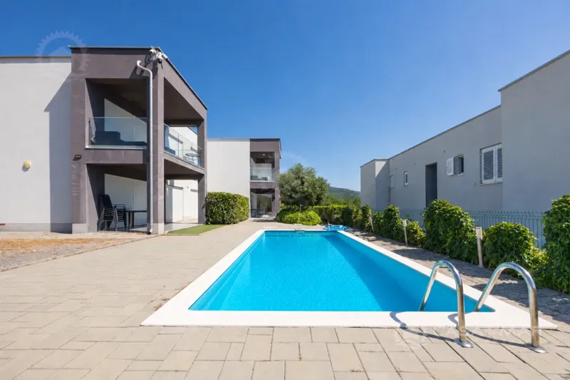 Príležitosť! Apartmán s bazénom a prístupom na pláž - oblasť Novi Vinodolski, 200 m od mora! – 2