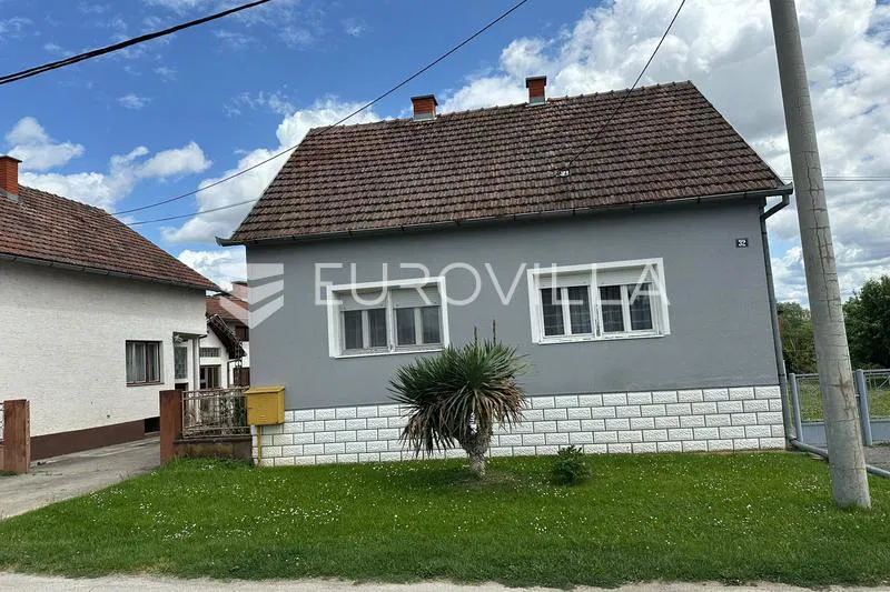 Novi Mihaljevci, obiteljska kuća sa pomoćnom zgradom i prekrasnim dvorištem