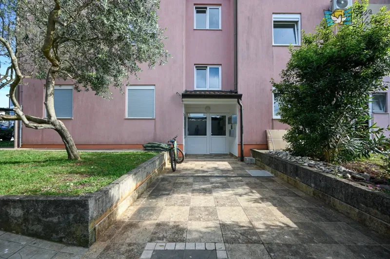 ISTRA, NOVIGRAD- namješten stan s dvije spavaće sobe