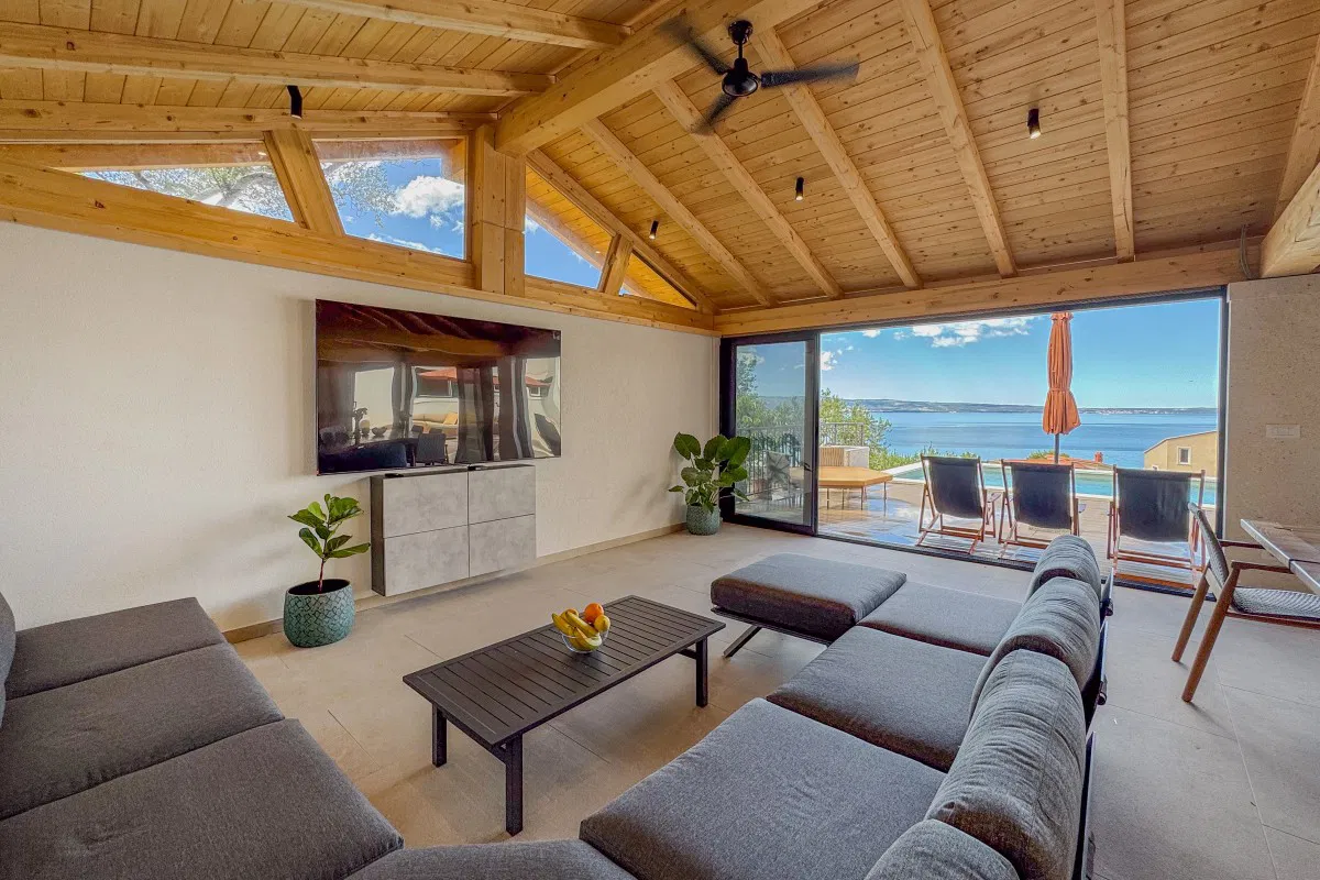 Ampia villa con piscina e vista panoramica sul mare