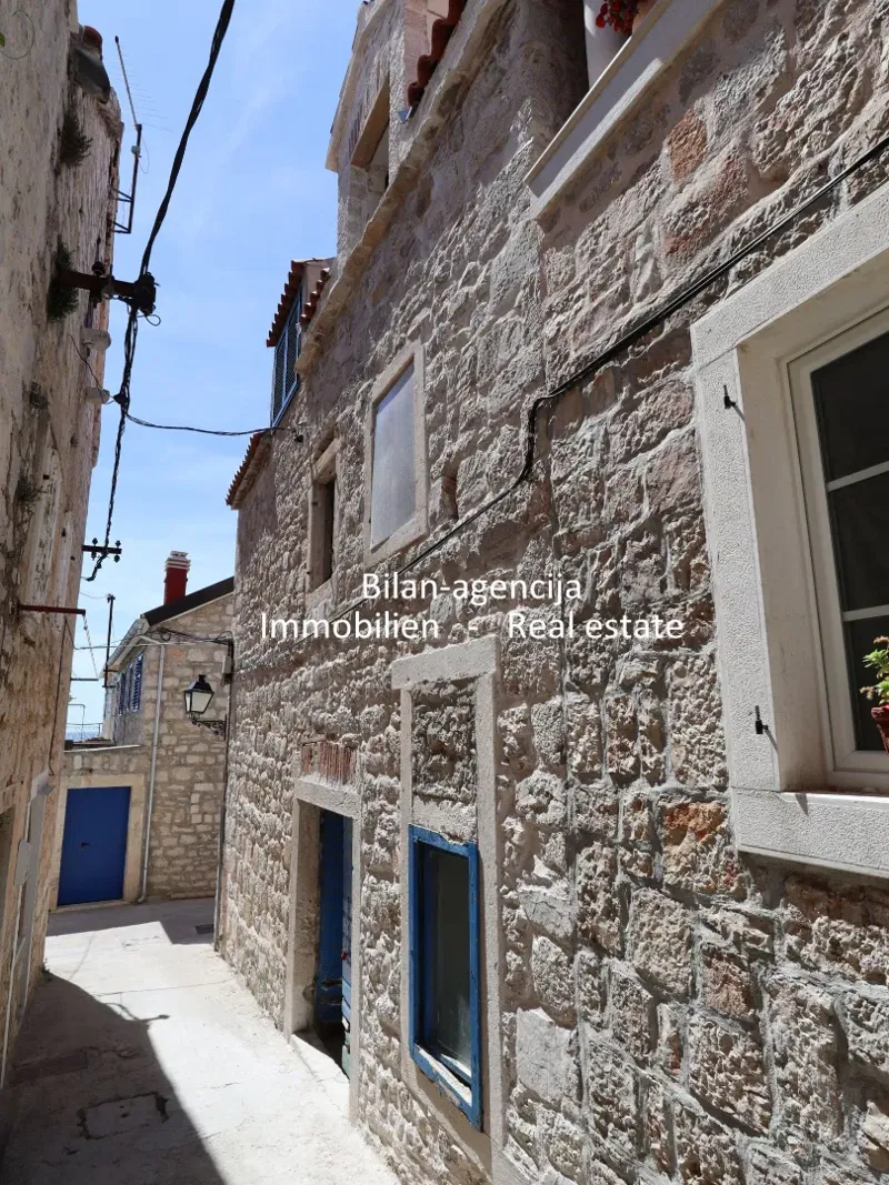 Kamena kuća, 35m od mora, otok Prvić, Vodice, 190000€