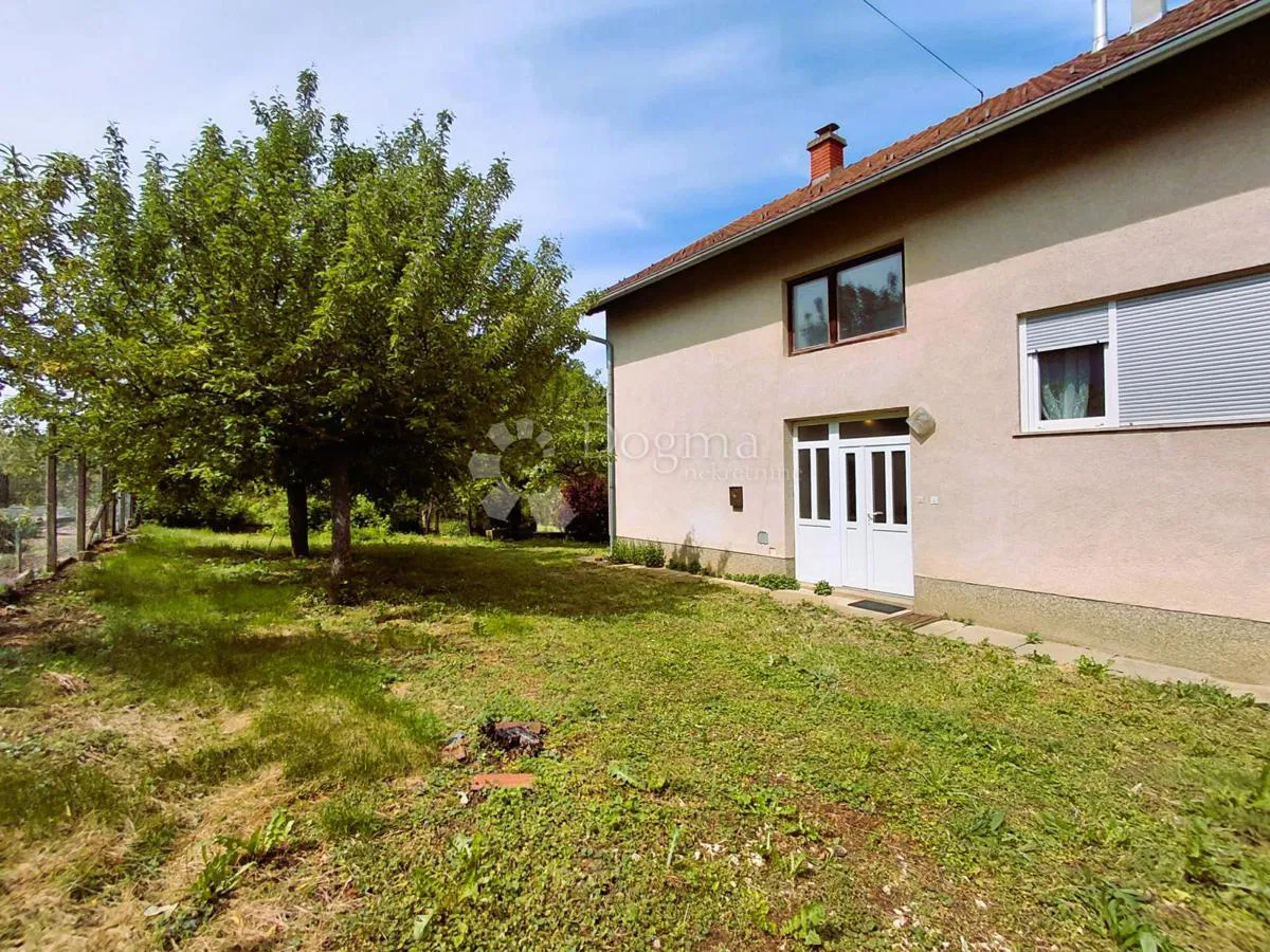 Kuća 360m2 s građevinskim zemljištem Donje Ladanje