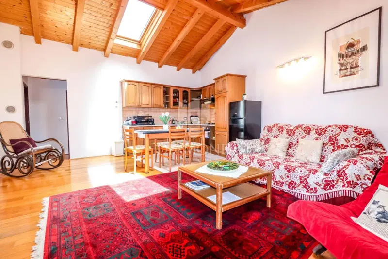 Rovigno, centro, spazioso appartamento con terrazza e vista su Eufemia – 3