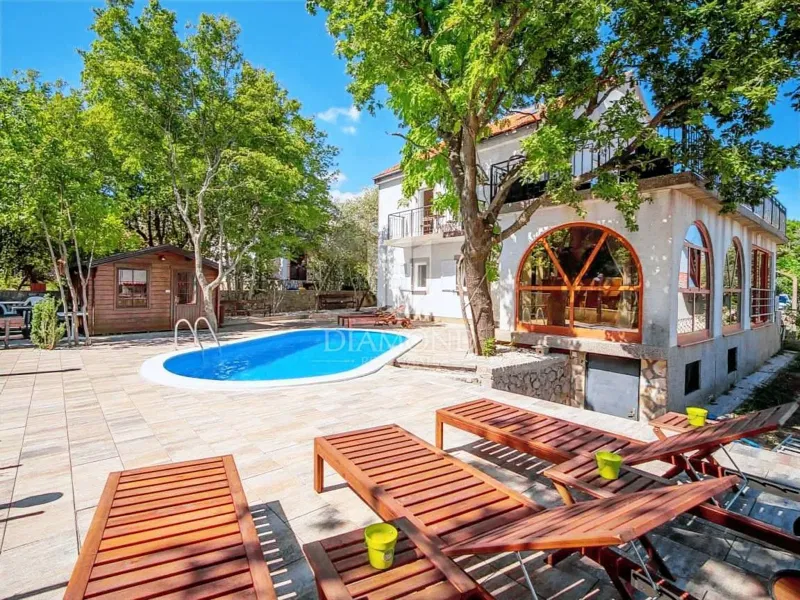 LUSSUOSA CASA CON PISCINA E GIARDINO CURATO VICINO AL MARE E ALLE SPIAGGE ISOLA DI KRK – 3